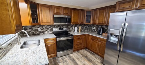 Modern Peaceful Getaway•9 Min to Beach•Fast Wi-Fi