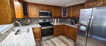 Modern Peaceful Getaway•9 Min to Beach•Fast Wi-Fi