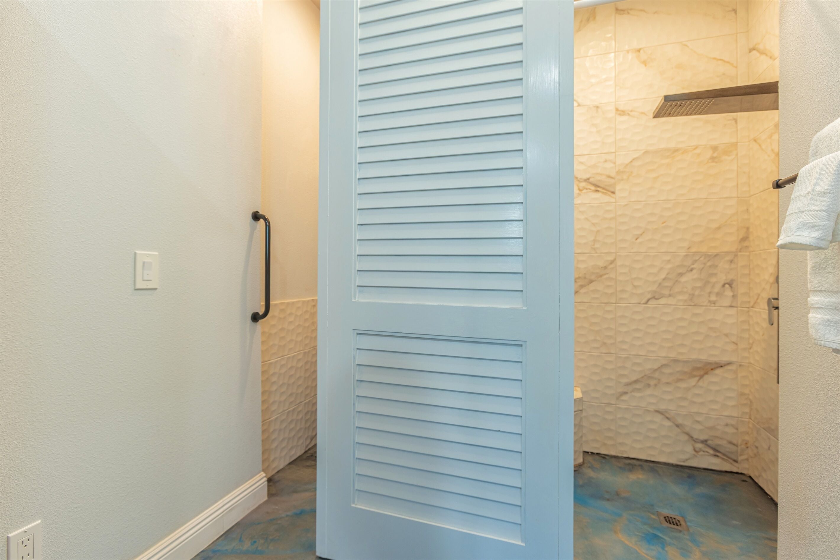 Shower, hair dryer, towels