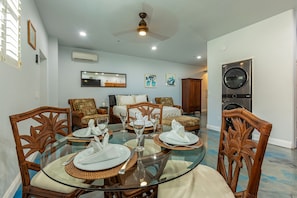 Dining - Ma'alaea studio just a few steps from the ocean, beach, and harbor. (Wailuku)