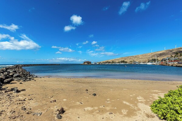 En la playa, camastros y toallas de playa 