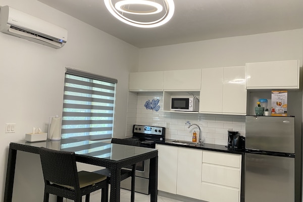 Refrigerador, microondas, horno, placa de cocina