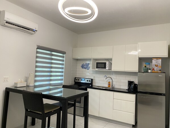 Réfrigérateur, micro-ondes, four, plaque de cuisson