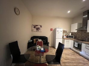 A compact living space with a dining area, kitchenette, and a sofa. - Aberdeen Stay Central 2-bedrooms Apt-no Party (Aberdeen)