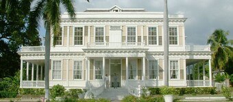 Cozy upscale apartment centrally located in Kingston 6