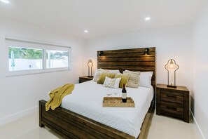 3 habitaciones, escritorio y tabla de planchar con plancha 