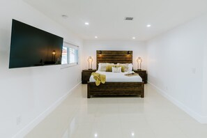 3 habitaciones, escritorio y tabla de planchar con plancha 