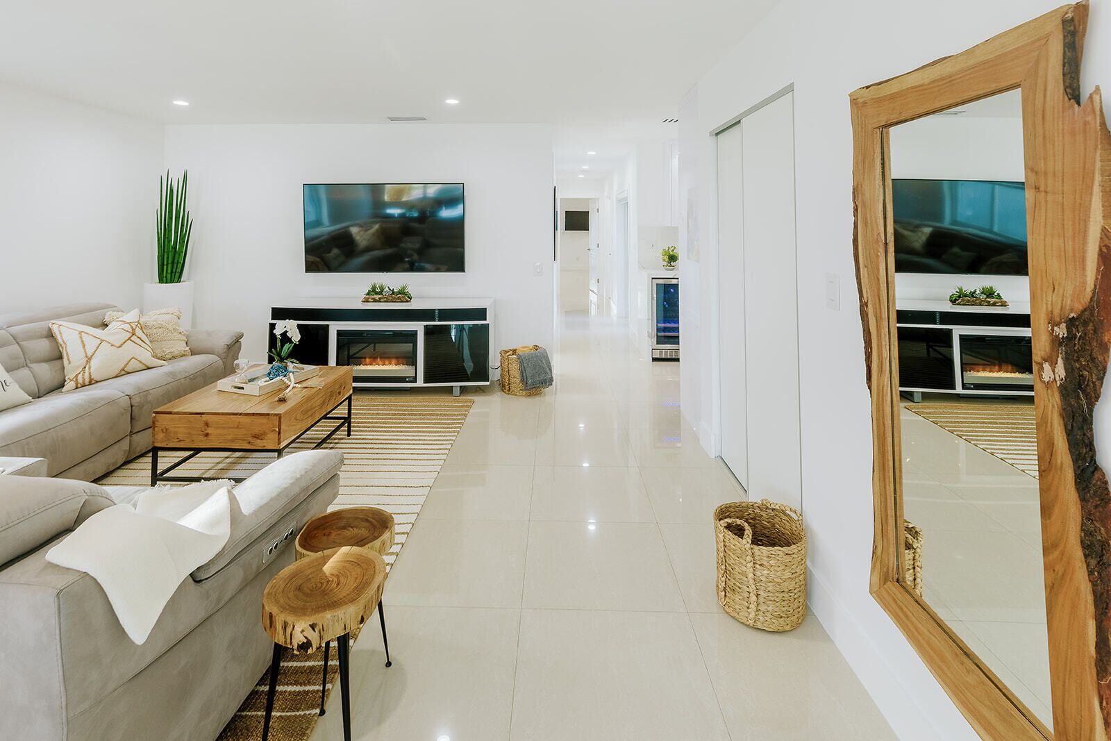 Smart TV, fireplace, books, stereo