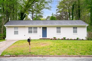 Exterior - New Modern Ranch Home in Quiet Neighborhood of ATL (Atlanta)