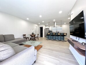 Smart TV - New Modern Ranch Home in Quiet Neighborhood of ATL (Atlanta)