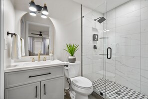 Combined shower/tub, hair dryer, towels, soap - New Modern Ranch Home in Quiet Neighborhood of ATL (Atlanta)