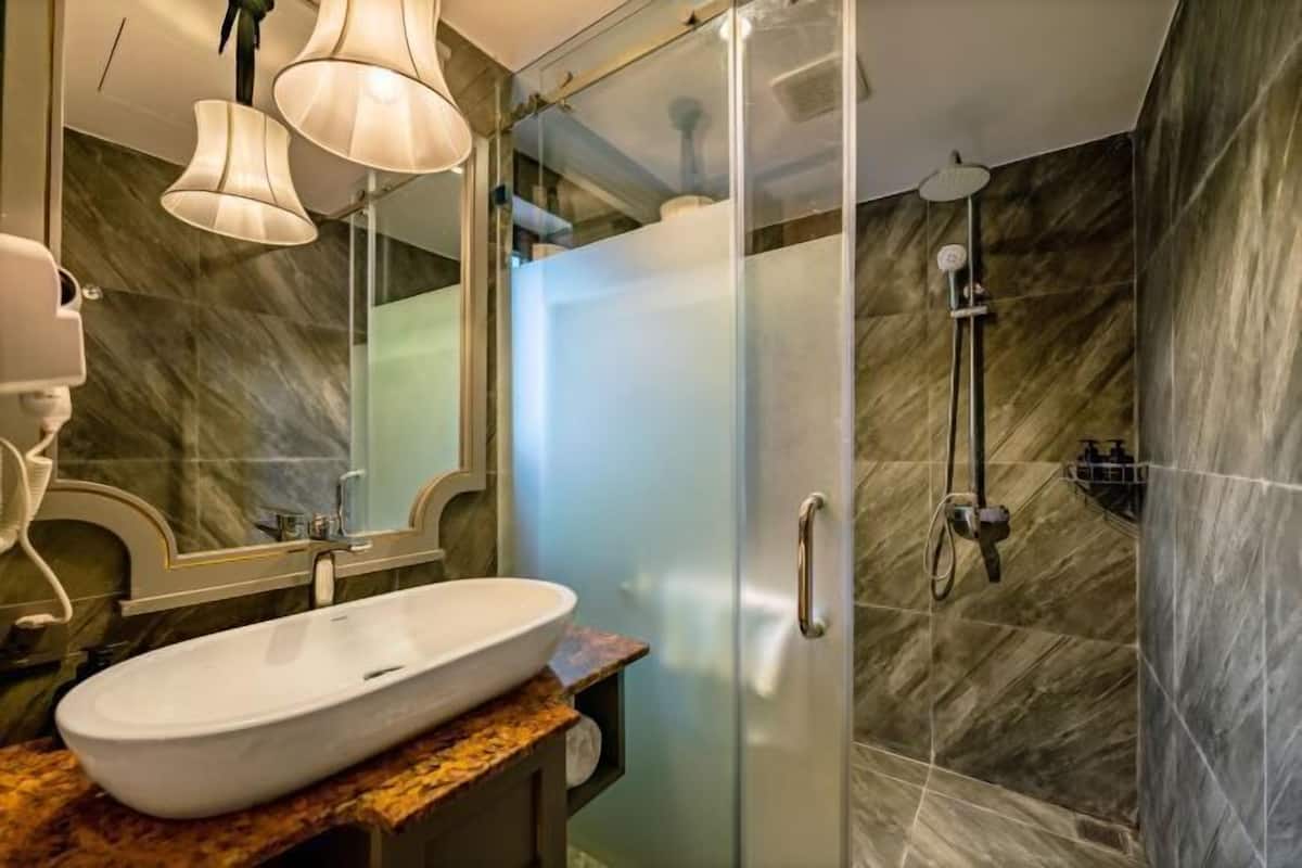 Badeværelse | Dybe badekar, brusehoved med spredningseffekt, designertoiletartikler