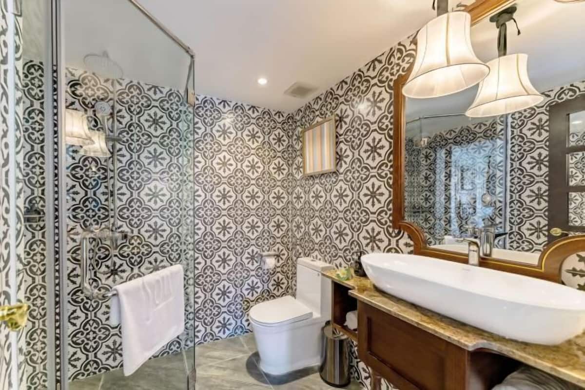 Badeværelse | Dybe badekar, brusehoved med spredningseffekt, designertoiletartikler
