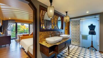 Une salle de bain d’hôtel moderne, dotée d’un double lavabo, d’un grand miroir et d’un luminaire encastré au plafond.