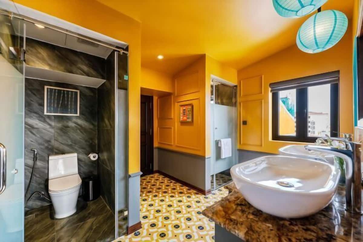 Badeværelse | Dybe badekar, brusehoved med spredningseffekt, designertoiletartikler