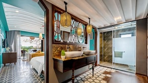 Une salle de bain moderne avec un grand miroir, deux lavabos et un espace douche.
