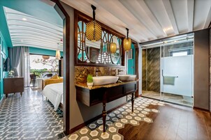 Bañera profunda, cabezal de ducha tipo lluvia