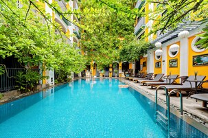 Una piscina al aire libre