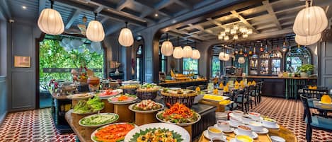 Free buffet breakfast on weekdays