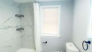 Combined shower/bathtub, hair dryer, bidet, towels