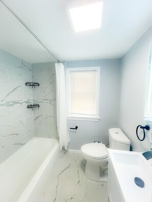 Combined shower/tub, hair dryer, bidet, towels