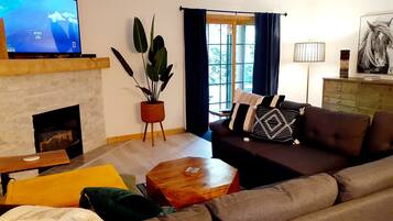 Smart-tv, een open haard en boeken