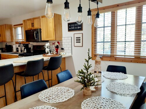 REST IN THE  FOREST RECENTLY REMODELED VILLA WALKING DISTANCE FROM STARVED ROCK 