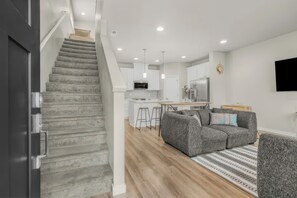 Smart TV, table tennis, books, computer monitors - Tranquil Townhome in Prime Location (Vancouver)