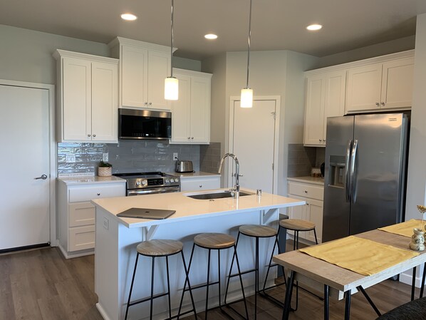 Refrigerador, microondas, horno y lavavajillas