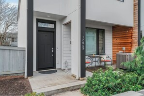 Exterior detail - Tranquil Townhome in Prime Location (Vancouver)