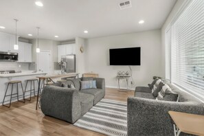 Smart TV, table tennis, books, computer monitors - Tranquil Townhome in Prime Location (Vancouver)