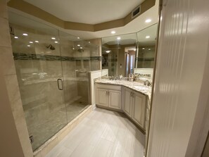 Ensemble douche/baignoire, sèche-cheveux, serviettes fournies, savon