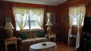 Un salon confortable avec un canapé, une table basse et un téléviseur.