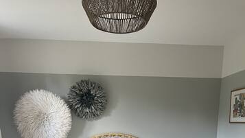 7 slaapkamers, een bureau, een strijkplank/strijkijzer, reisbedje