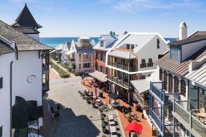 Un pueblo costero con edificios, una calle y vista al mar.