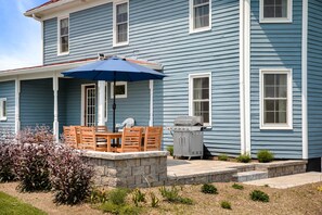Outdoor dining - Ruby's Ranch - Modern farmhouse with fully fenced yard and mountain views! (Woodstock)