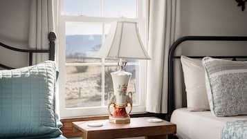 3 habitaciones, escritorio y tabla de planchar con plancha