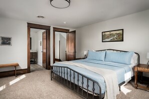 3 bedrooms, desk, iron/ironing board, travel crib
