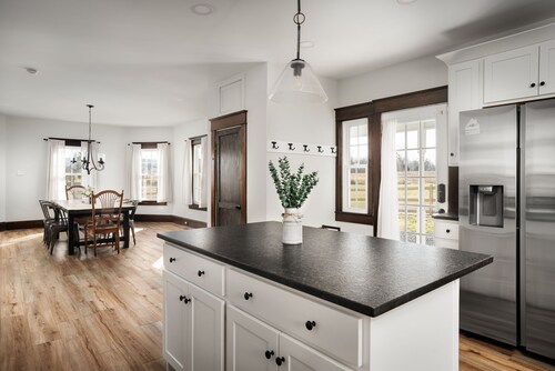 Ruby's Ranch - Modern farmhouse with fully fenced yard and mountain views! 