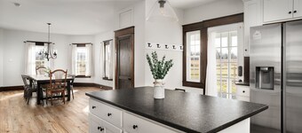 Ruby's Ranch - Modern farmhouse with fully fenced yard and mountain views! 