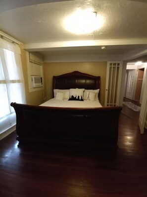 4 soverom, safe på rommet, strykejern/-brett og wi-fi (inkludert)