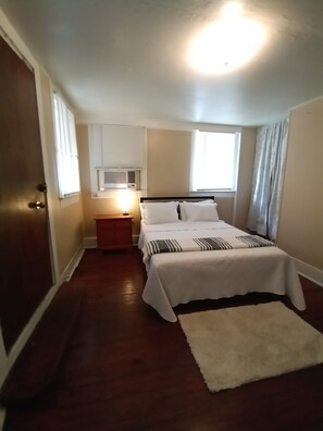 4 bedrooms, in-room safe, iron/ironing board, free WiFi