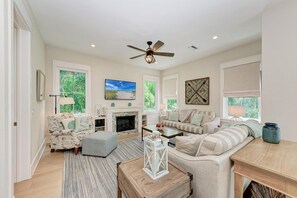 Smart TV, ping pong - Park n Chill: North End, Steps to Beach, West of Gulf, Pool by Anna Maria Life Vacation Rentals (Anna Maria)