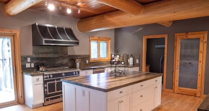 Secluded big cabin within a mile of the resorts. looking for 30d+ rentals