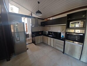 Geladeira, micro-ondas, fogão, cooktop