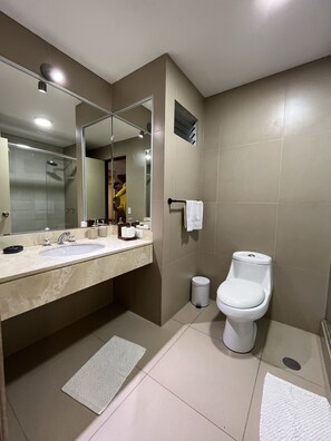 Douche, serviettes fournies, savon, papier toilette