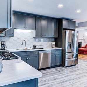 Fridge, microwave, oven, stovetop - Winner's Getaway - 2mi to Mohegan Sun (Norwich)