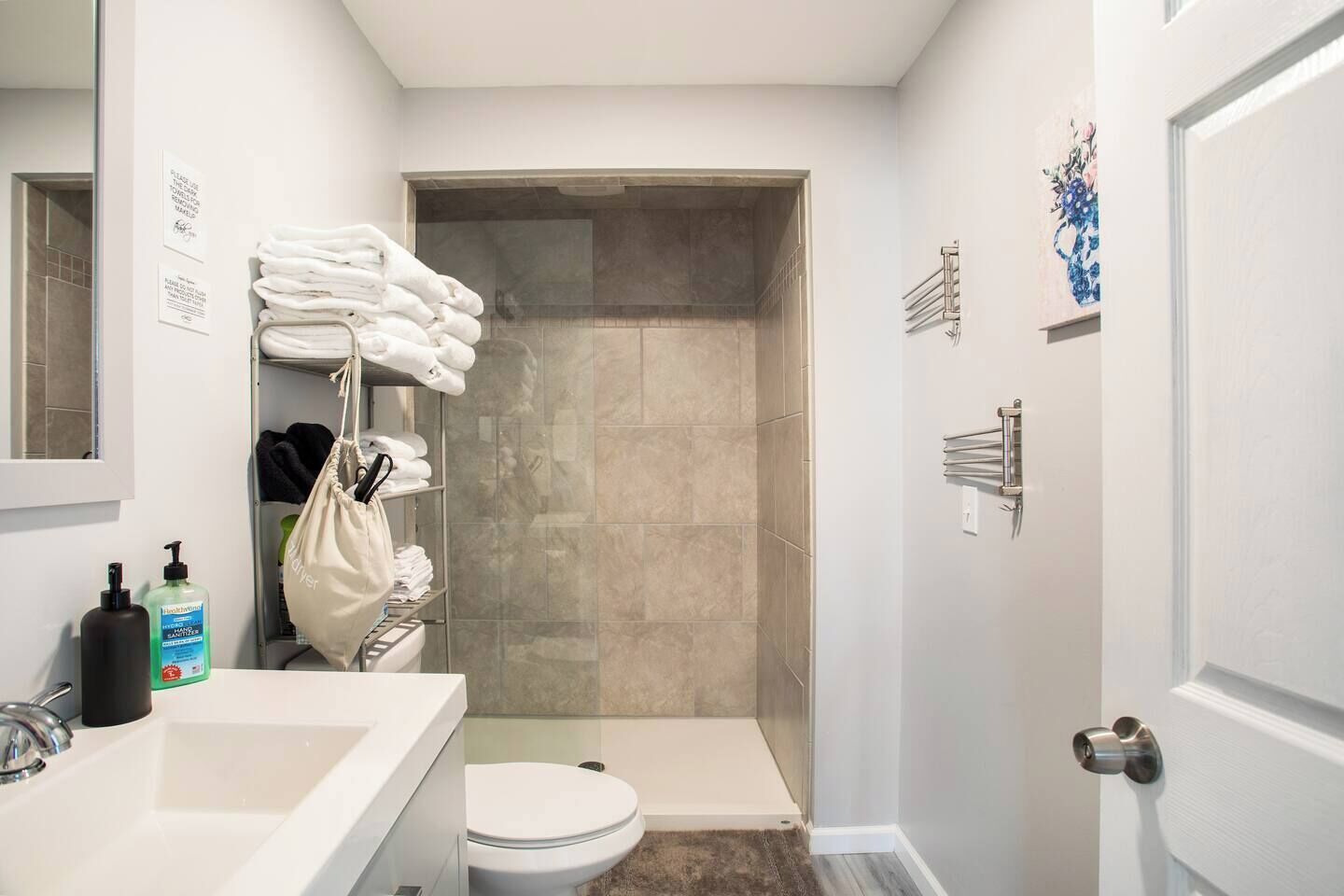 Douche, sèche-cheveux, serviettes fournies