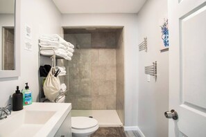 Shower, hair dryer, towels - Winner's Getaway - 2mi to Mohegan Sun (Norwich)