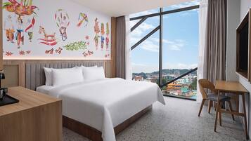 Studio 30 King | Minibar, in-room safe, blackout drapes, soundproofing